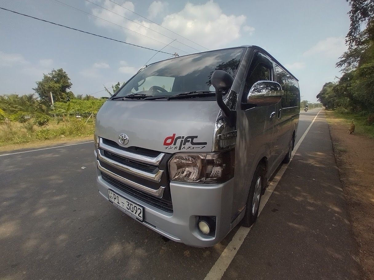Toyota Hiace KDH 201 - Richi Travels